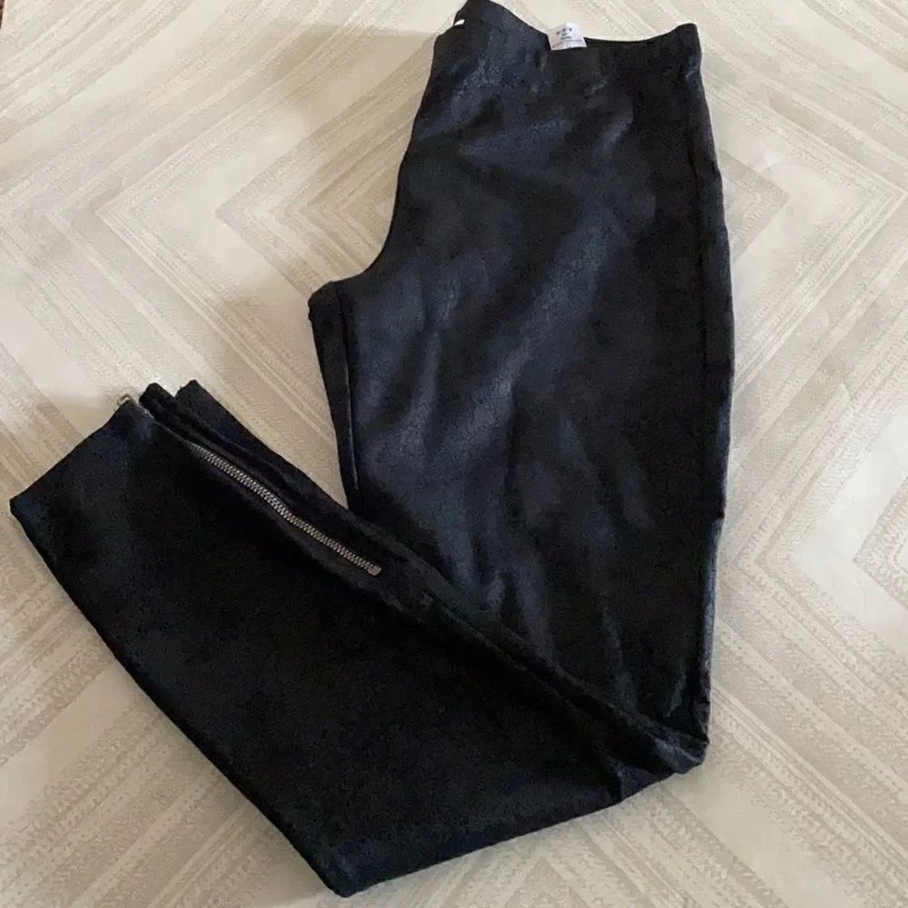 Splendid Black Leggings with Bottom Side Zipper